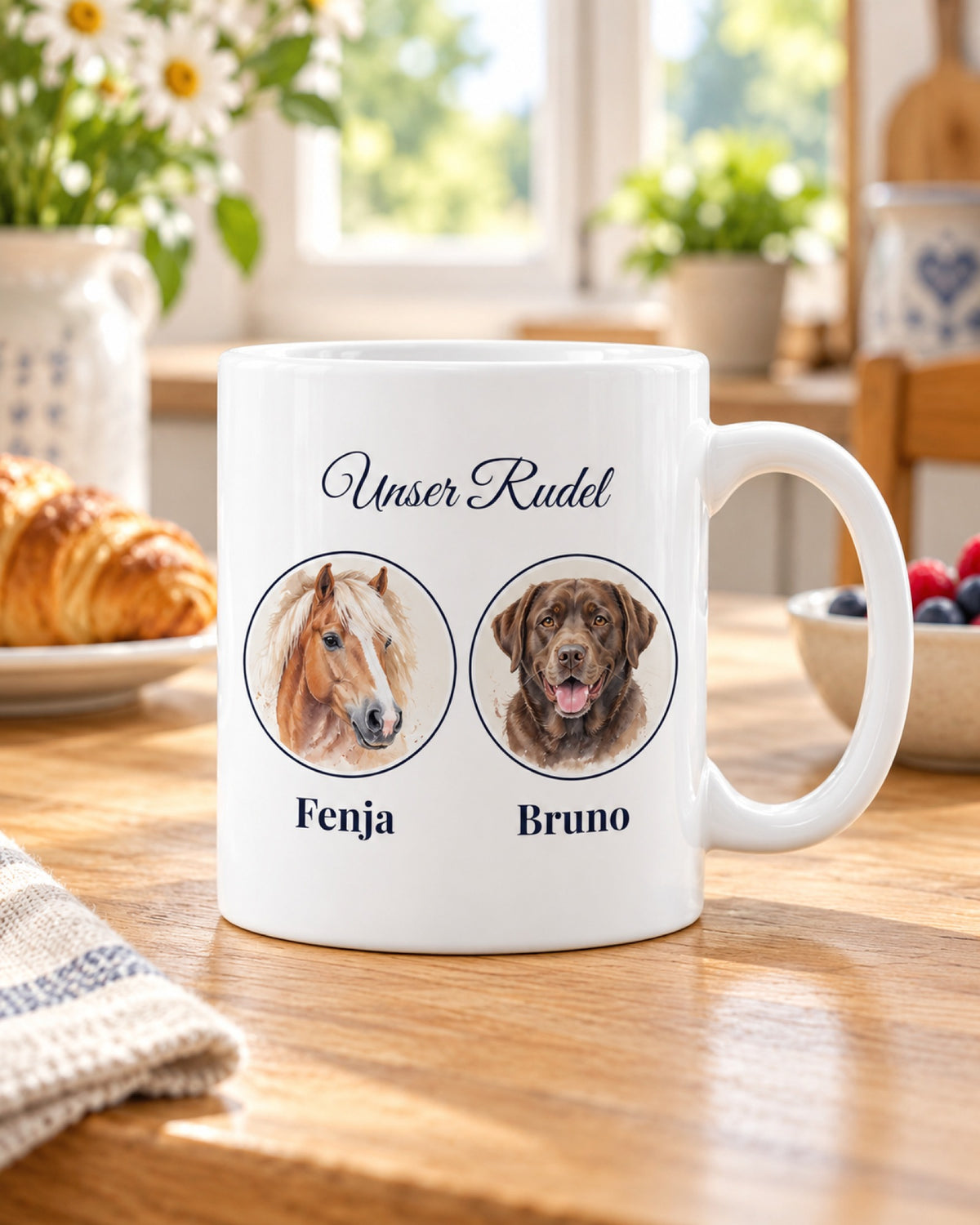 Rudel-Tasse „Unser Rudel“ mit Haflinger Fenja und braunem Labrador Bruno in runden Rahmen auf dem Frühstückstisch
