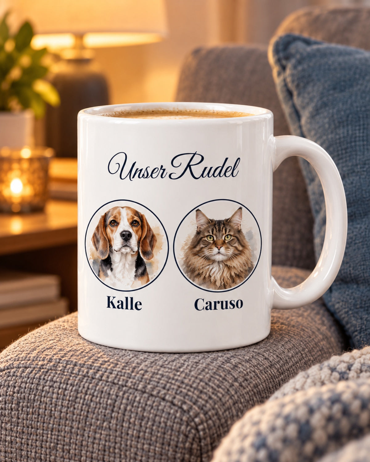 Weiße Keramiktasse Rudel-Tasse mit 2 oder 3 Tieren und Namen auf dem Sofa am Abend