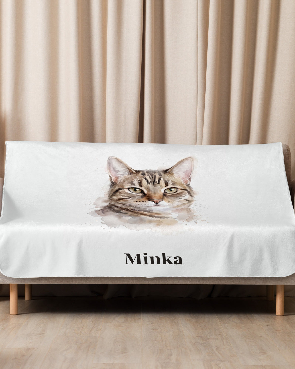 Sherpa-Decke mit Katzenportrait im Aquarell-Stil und Namen Minka auf dem Sofa