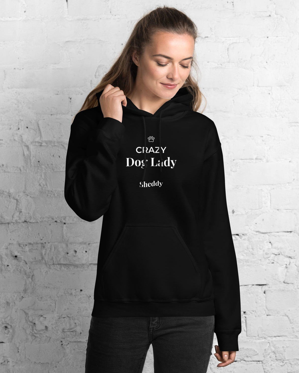Hoodie Crazy Dog Lady in Schwarz mit dem Namen Sheddy, getragen von einer Frau