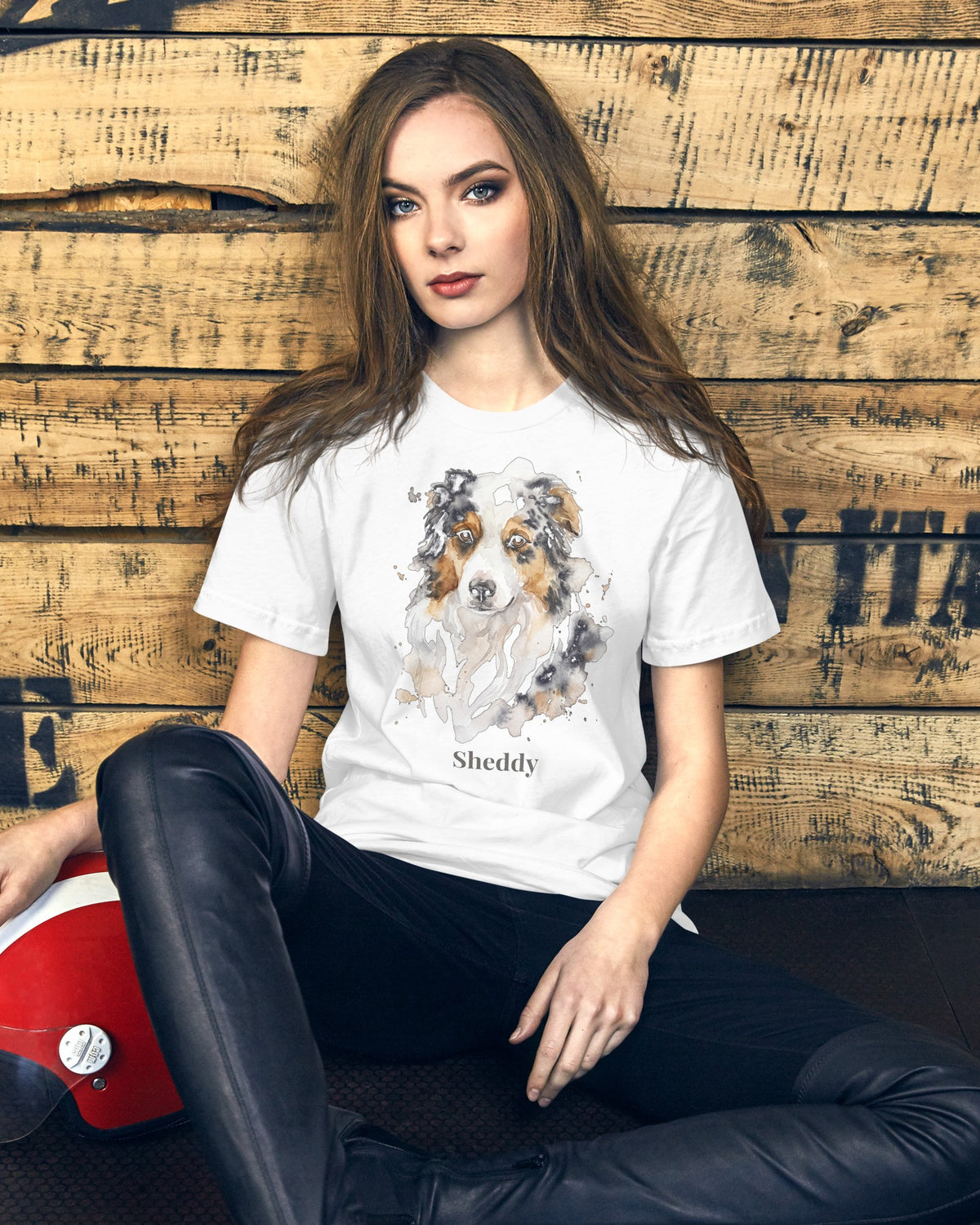 T-Shirt in Weiß mit Portrait von einem Australian Shepherd im Stil Aquarell und dem Namen Sheddy, getragen von einer Frau