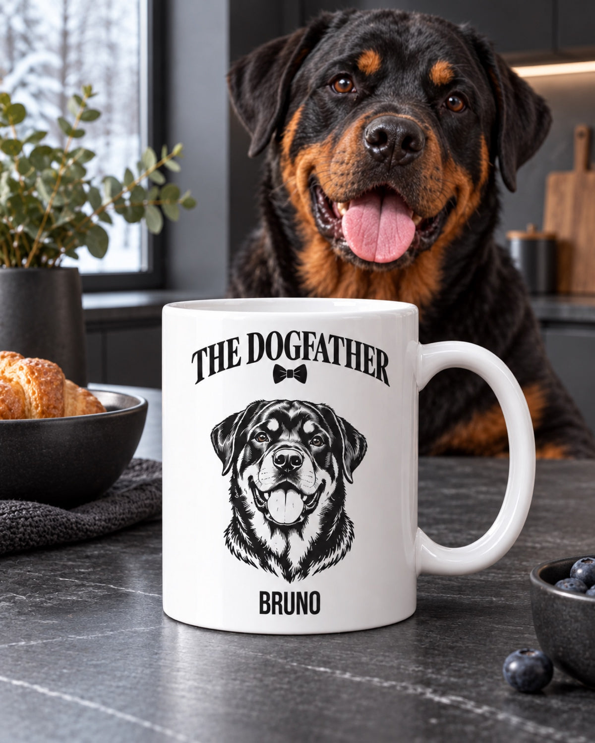 Tasse The Dogfather mit Rottweiler Bruno auf einem Basalttisch neben demselben Hund