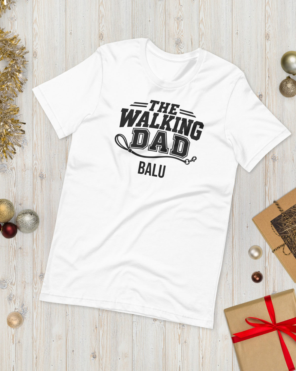 T-Shirt The Walking Dad in Weiß mit Namen Balu, weihnachtlich auf Holz gelegt