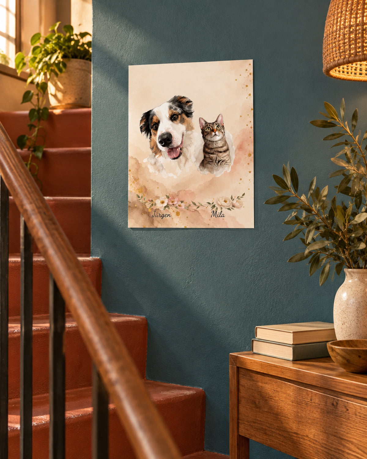 Ungerahmtes Poster mit Australian Shepherd Jürgen und Tigerkatze Mila in einer Lifestyle-Szene: rostrotes Treppenhaus, kleines ungerahmtes Doppelportrait an petrolfarbener Seitenwand